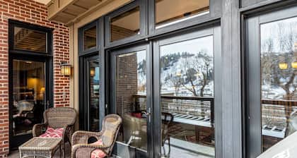 Modern/Spacious w/Grill-Elevator-Fireplace-W/D-Steps to Free Ski Bus, Eat, Drink, Shop, Hot Springs