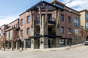 Exterior - Modern/Spacious w/Grill-Elevator-Fireplace-W/D-Steps to Free Ski Bus, Eat, Drink, Shop, Hot Springs (Steamboat Springs)