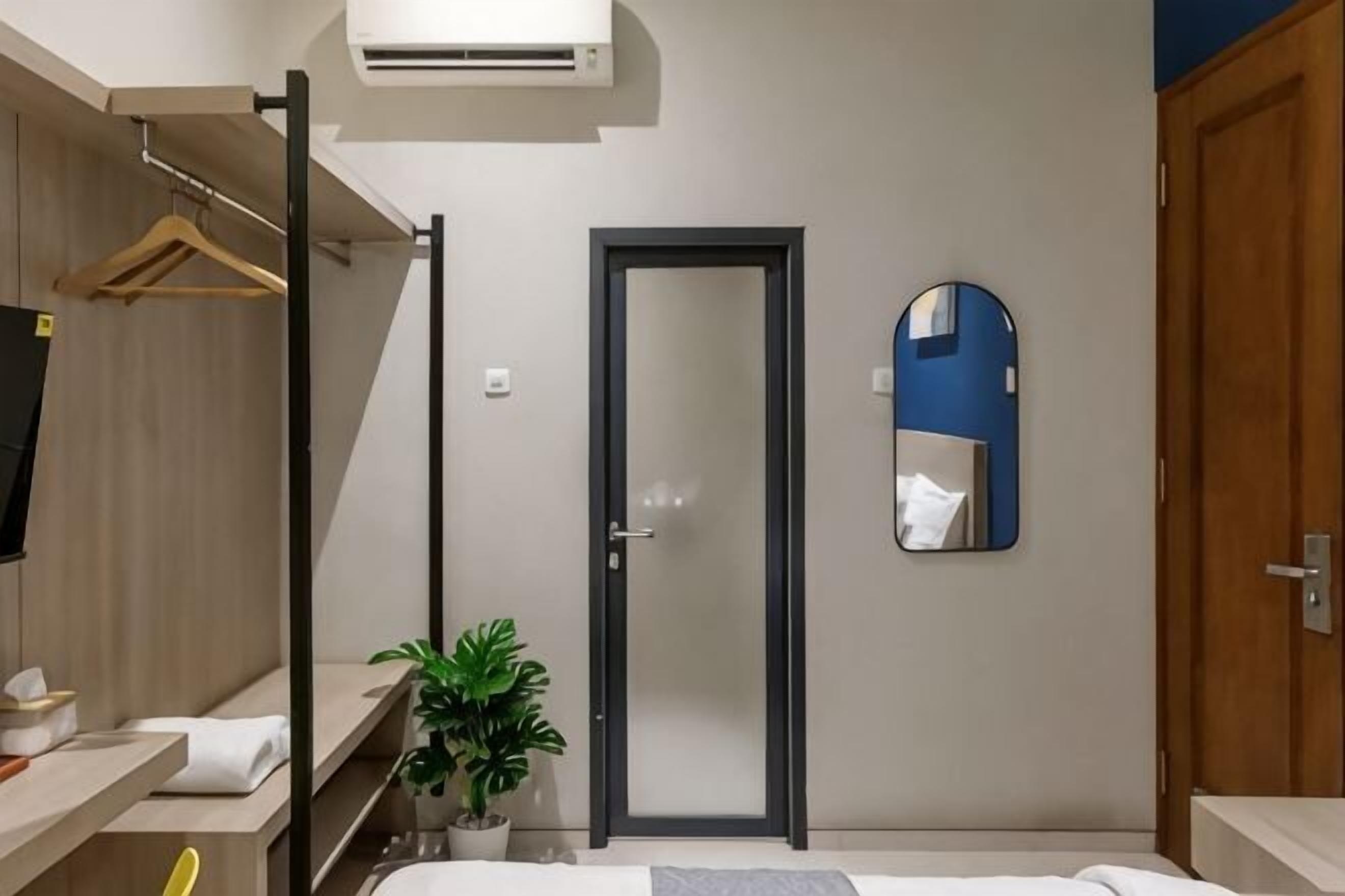 Escritorio, wifi gratis y ropa de cama 