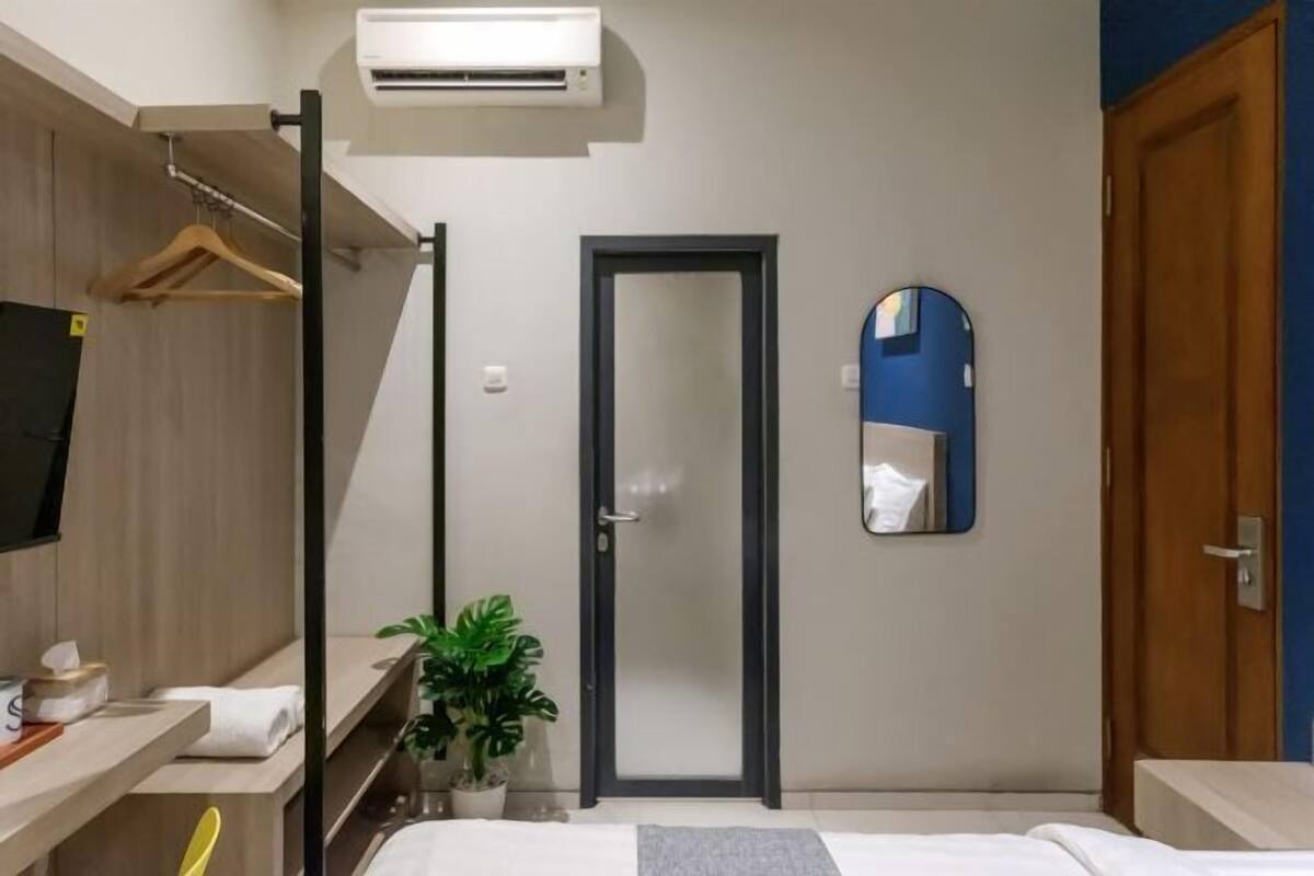 办公桌、免费 WiFi、床单