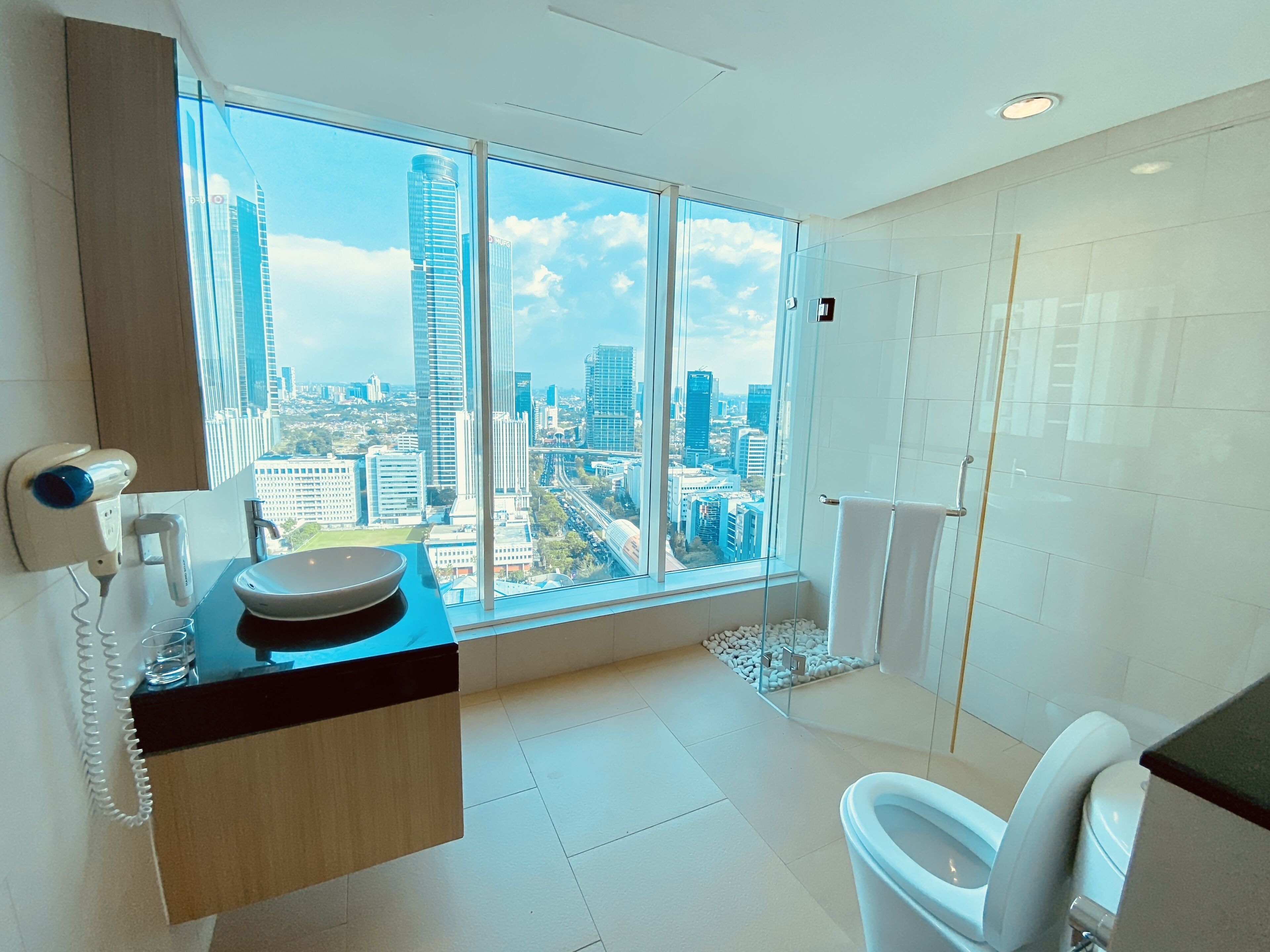 Camera Premier, 2 camere da letto, non fumatori, vista città | Bagno | Asciugacapelli, pantofole, bidet