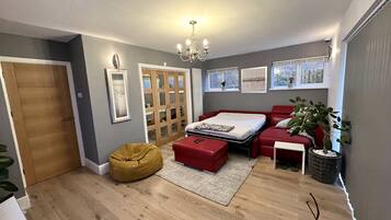 4 bedrooms, desk, iron/ironing board, free WiFi