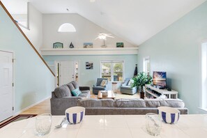 Smart TV, DVD player - Wonderful Open Beach Home, Dog Friendly with Ocean Views, Short Walk to the Beach, Fenced In Yard (Oak Island)