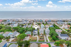 Zona residencial con casas, una playa y cielo despejado.