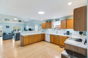 Fridge, microwave, stovetop, dishwasher