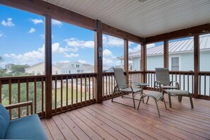 Property grounds - Wonderful Open Beach Home, Dog Friendly with Ocean Views, Short Walk to the Beach, Fenced In Yard (Oak Island)