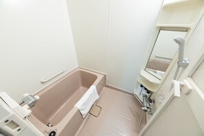 A bathroom with a bathtub, a toilet, and a sink. - HONGO 11 HOTEL (Sapporo)