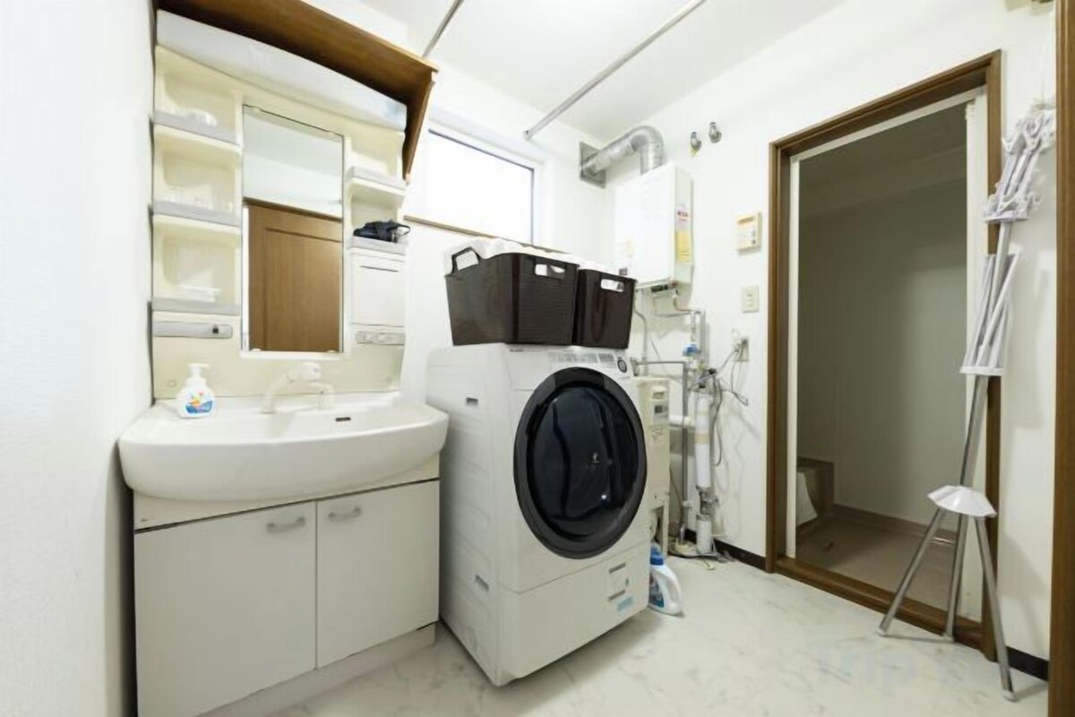 Bathroom | Combined shower/tub, hair dryer, slippers, bidet