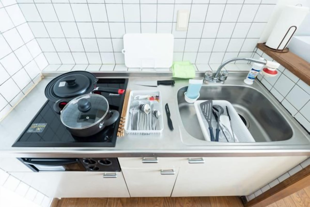 Private kitchen | Full-size fridge, microwave, stovetop, electric kettle