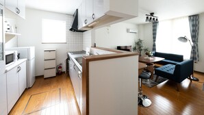 Superior Apartment | Dapur peribadi | Peti sejuk/penyejuk beku saiz penuh, ketuhar gelombang mikro, dapur 