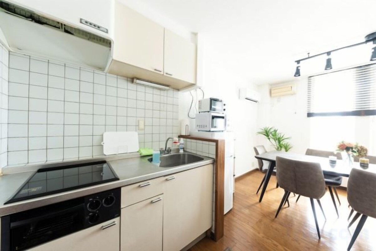 Private kitchen | Full-sized fridge, microwave, stovetop, electric kettle