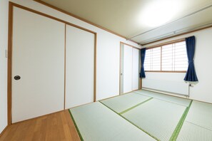 Apartamento superior | Mobiliario individual, tabla de planchar con plancha, wifi gratis