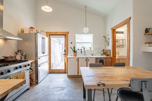 Modern Historic 1900 Adobe Bungalow in Downtown - Low Summer Rates! 🌇