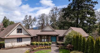 Exceptional Mid-Century Home on Golf Course, Pet Friendly, New Décor & Furnishing, 3 Miles to Autzen