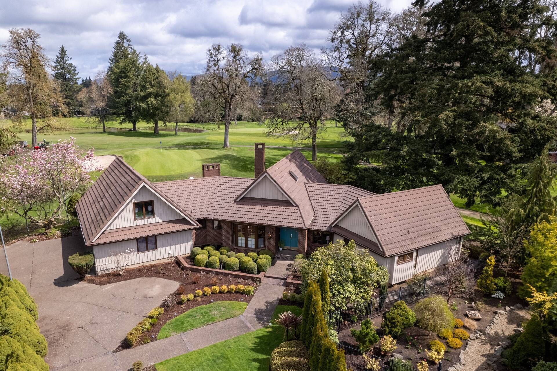 Exceptional Mid-Century Home on Golf Course, Pet Friendly, New Décor & Furnishing, 3 Miles to Autzen