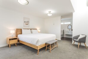 Casa familiar | Tabla de planchar con plancha y ropa de cama 