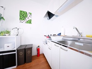 Deluxe Room | Private kitchen | Full-size fridge, microwave, stovetop, electric kettle - APHONGO HOTEL (Sapporo)