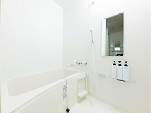 Bañera con ducha, secador de pelo, pantuflas, bidet