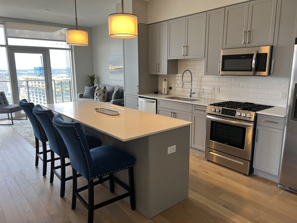 Fridge, microwave, oven, stovetop - Views From Broadway (Nashville)