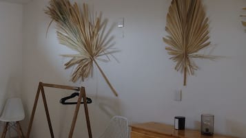 Habitación doble estándar, 2 camas matrimoniales, balcón, vista a la alberca | Escritorio y espacio para trabajar con laptop