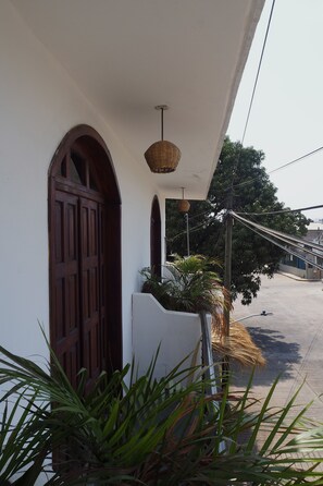 Dobbeltrom – standard, 2 dobbeltsenger, balkong, bassengutsikt | Terrasse/patio