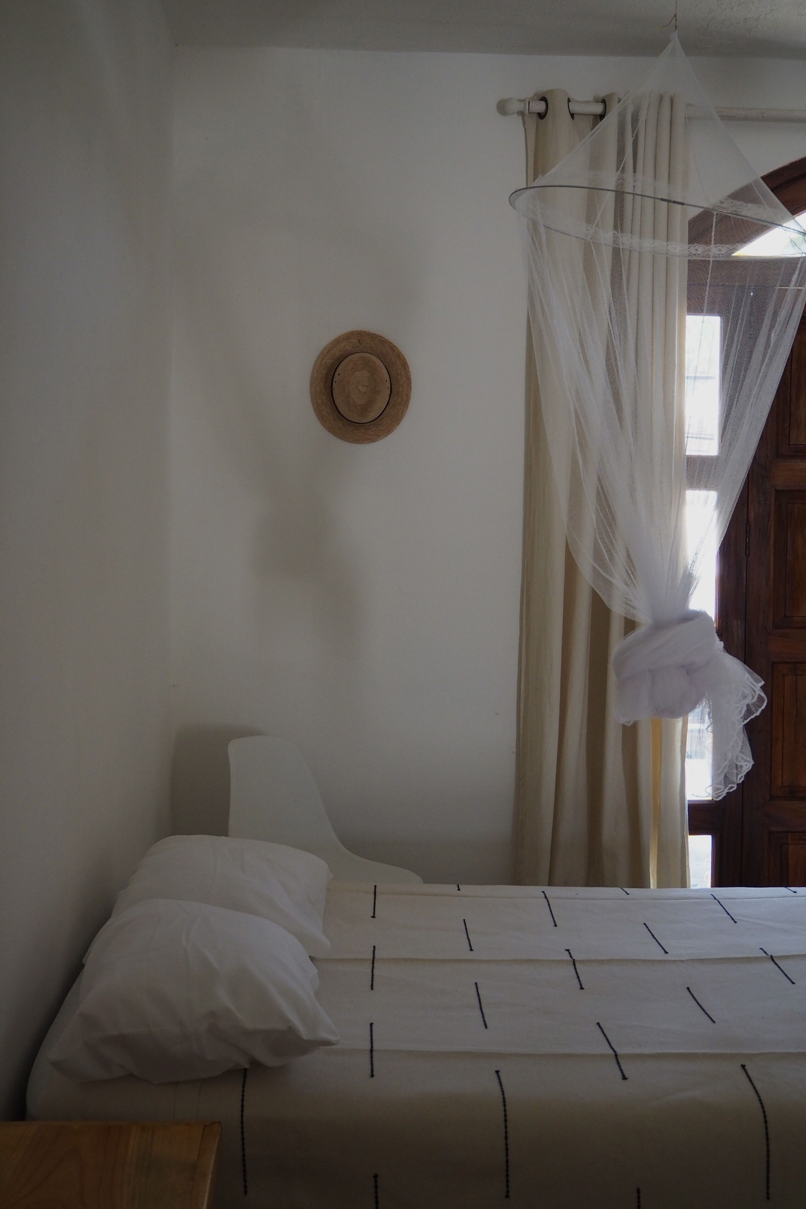 Habitación doble estándar, 2 camas matrimoniales, balcón, vista a la alberca | Escritorio y espacio para trabajar con laptop 