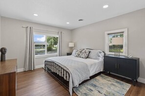 3 Schlafzimmer, Schreibtisch, Bügeleisen/Bügelbrett, WLAN