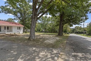 Property grounds - Hixon Haven Greeneville Home (Greeneville)