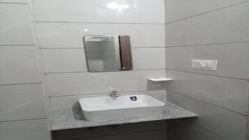 Combined shower/bathtub, rainfall showerhead, free toiletries, towels