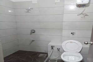 Duschwanne, Regendusche, kostenlose Toilettenartikel, Handtücher