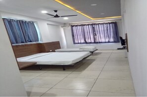 Desk, rollaway beds, free WiFi, bed sheets - Hotel Agroha (Mandal)