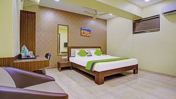 Habitación estándar | Escritorio, tabla de planchar con plancha y ropa de cama