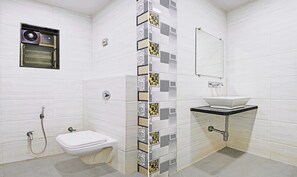 Habitación estándar | Baño | Artículos de higiene personal gratuitos, toallas, jabón y champú