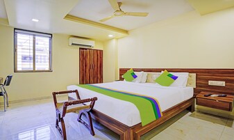 Habitación Premium | Escritorio, tabla de planchar con plancha, ropa de cama