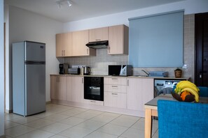 スーペリア アパートメント 1 ベッドルーム プールビュー | 専用キッチン | 大型冷蔵庫、電子レンジ、オーブン、コンロ