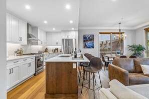 Fridge, microwave, oven, stovetop - Stay in Style | Mountain Scene (Canmore)