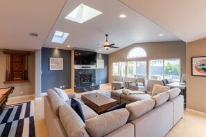 Tv, pejs, stereoanlæg, kontorer