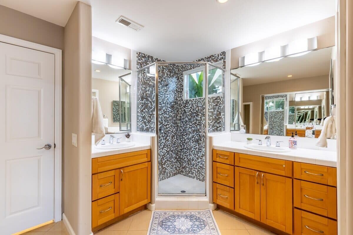 Bathtub, hair dryer, towels