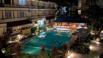 Fachada da propriedade à noite