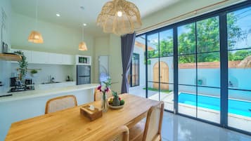 Deluxe Villa | Dining room