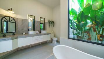 Villa Deluxe | Salle de bain | Articles de toilette gratuits, sèche-cheveux, bidet, serviettes fournies