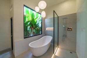 Deluxe-Villa | Badezimmer | Kostenlose Toilettenartikel, Haartrockner, Bidet, Handtücher