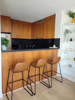 Kühlschrank, Mikrowelle, Ofen, Herdplatte