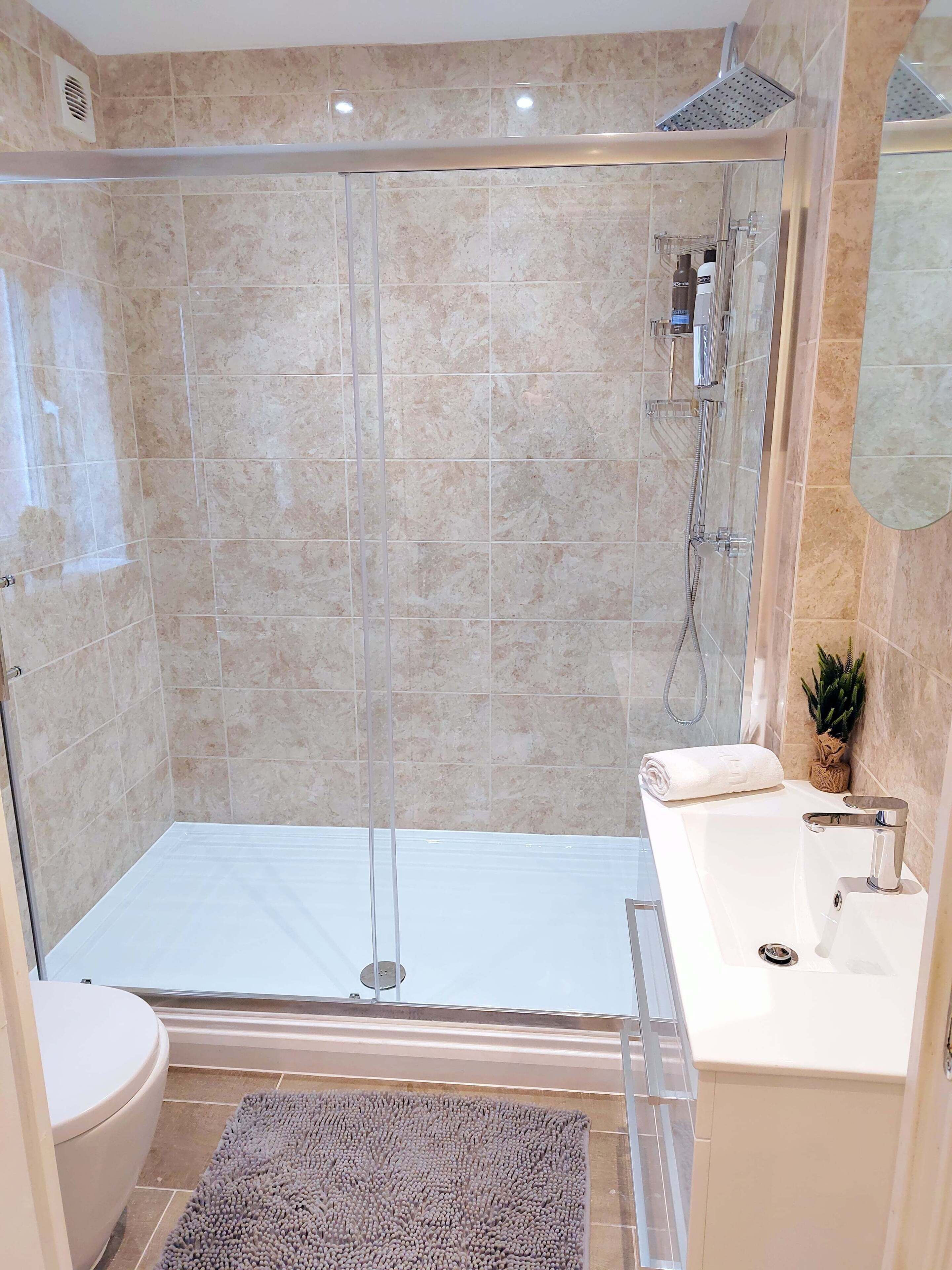 Modern 2 BR Ground Fl Apartment with Garden