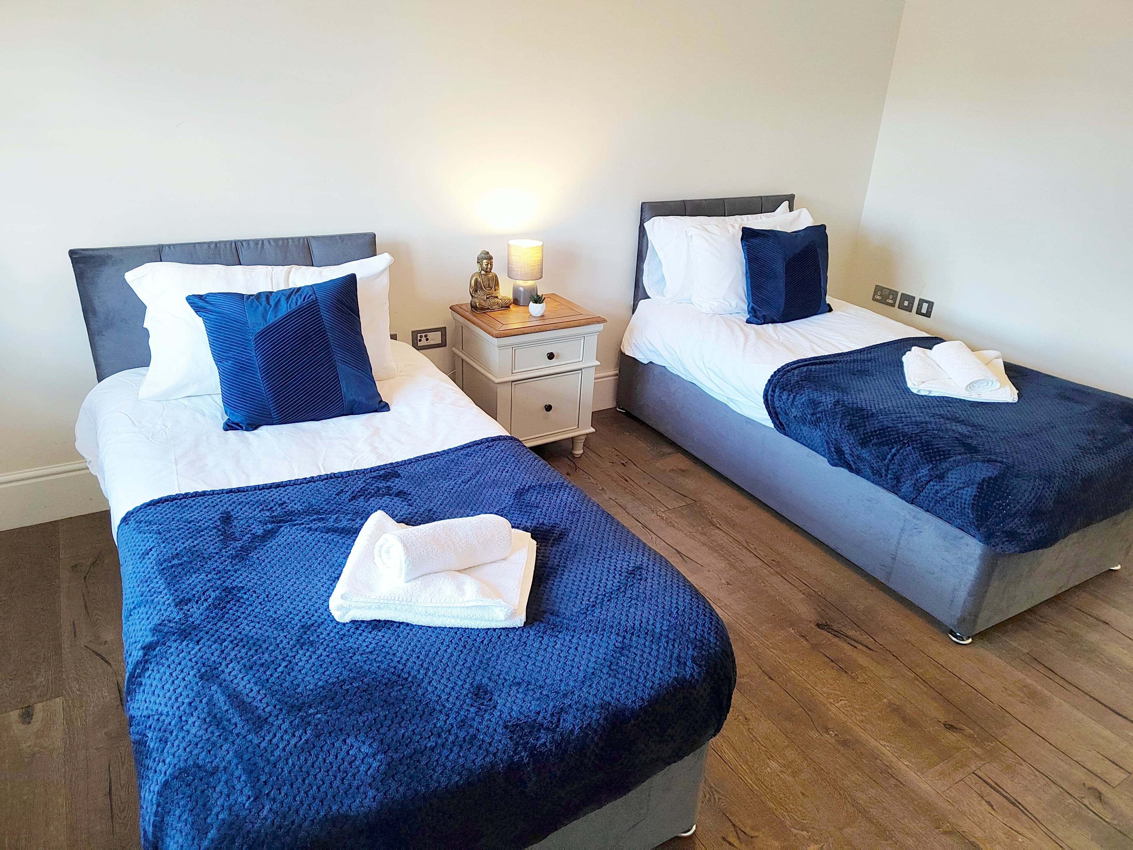 Modern 2 BR Ground Fl Apartment with Garden