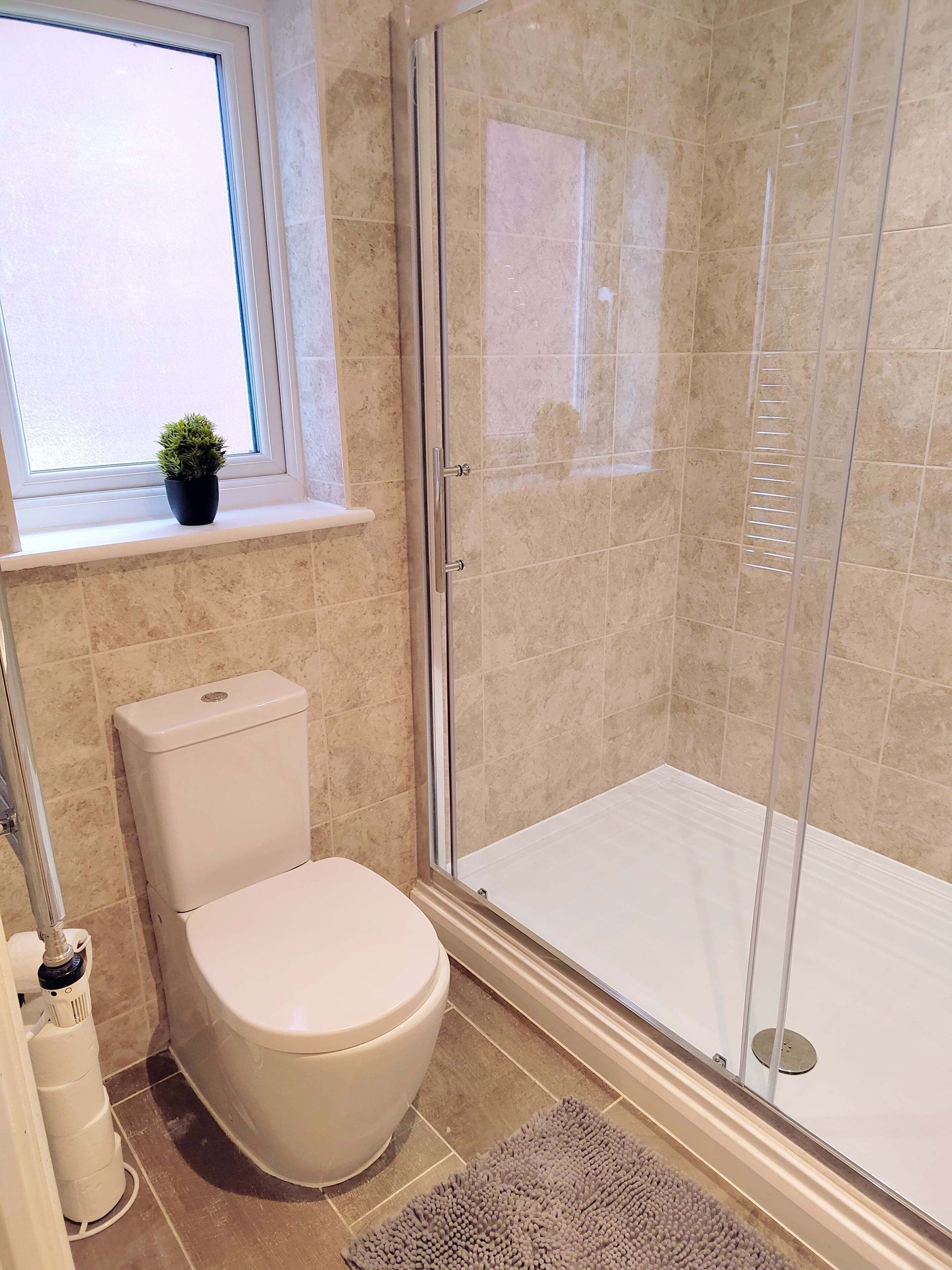 Modern 2 BR Ground Fl Apartment with Garden