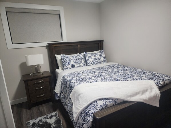 2 bedrooms, desk, WiFi, bed sheets