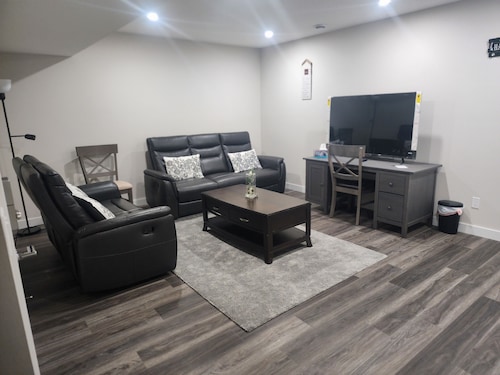 Confort luxury suite 2 bedrooms 2 beds in Airdrie.