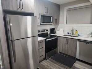 Private kitchen - Confort luxury suite 2 bedrooms 2 beds in Airdrie. (Airdrie)