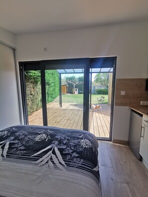 1 bedroom, desk, free WiFi, bed sheets